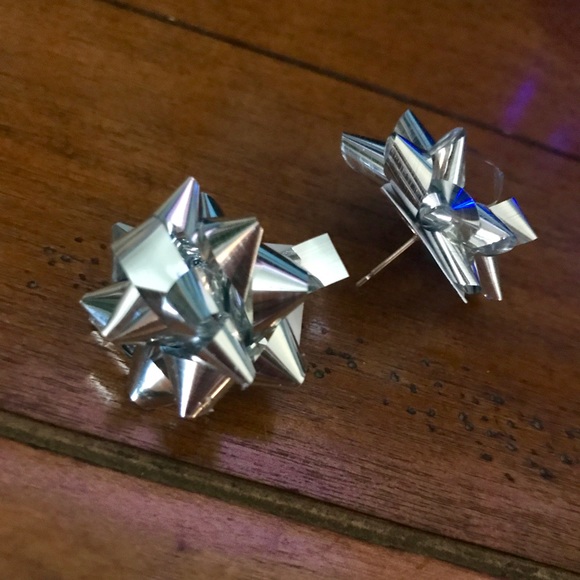 Mini Holiday metallic green Bow Earrings pierced - Picture 7 of 8